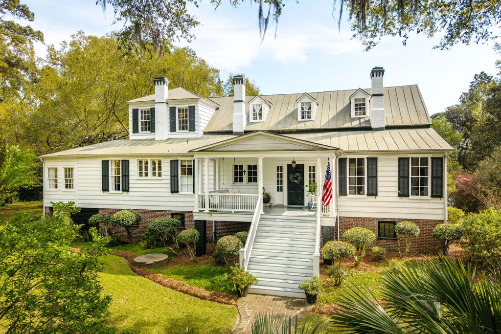 Photo of 517 W Carolina Avenue, Summerville, SC 29483 (MLS # 26014049)