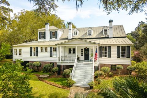 Photo of 517 W Carolina Avenue, Summerville, SC 29483 (MLS # 26014049)