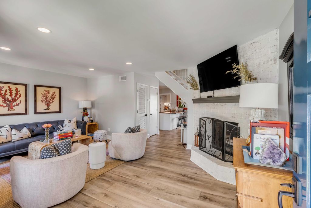 Photo of 954 Fowler Court #E, Mount Pleasant, SC 29464 (MLS # 25028507)