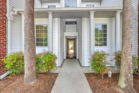 Photo of 125 Golfview Lane, Summerville, SC 29485 (MLS # 26010837)