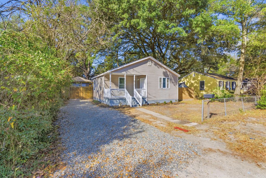 Photo of 2762 E Surrey Drive, North Charleston, SC 29405 (MLS # 26001327)