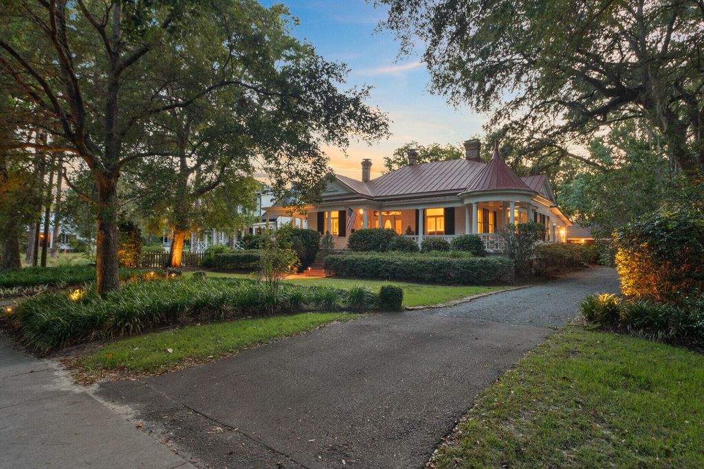 Photo of 210 S Gum Street, Summerville, SC 29483 (MLS # 25024411)
