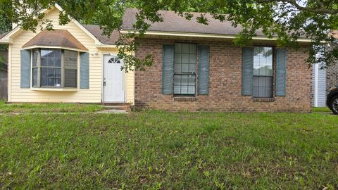 Photo of 1104 Douglas Wayne Road, Summerville, SC 29486 (MLS # 26014289)