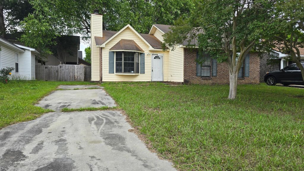 Photo of 1104 Douglas Wayne Road, Summerville, SC 29486 (MLS # 26014289)