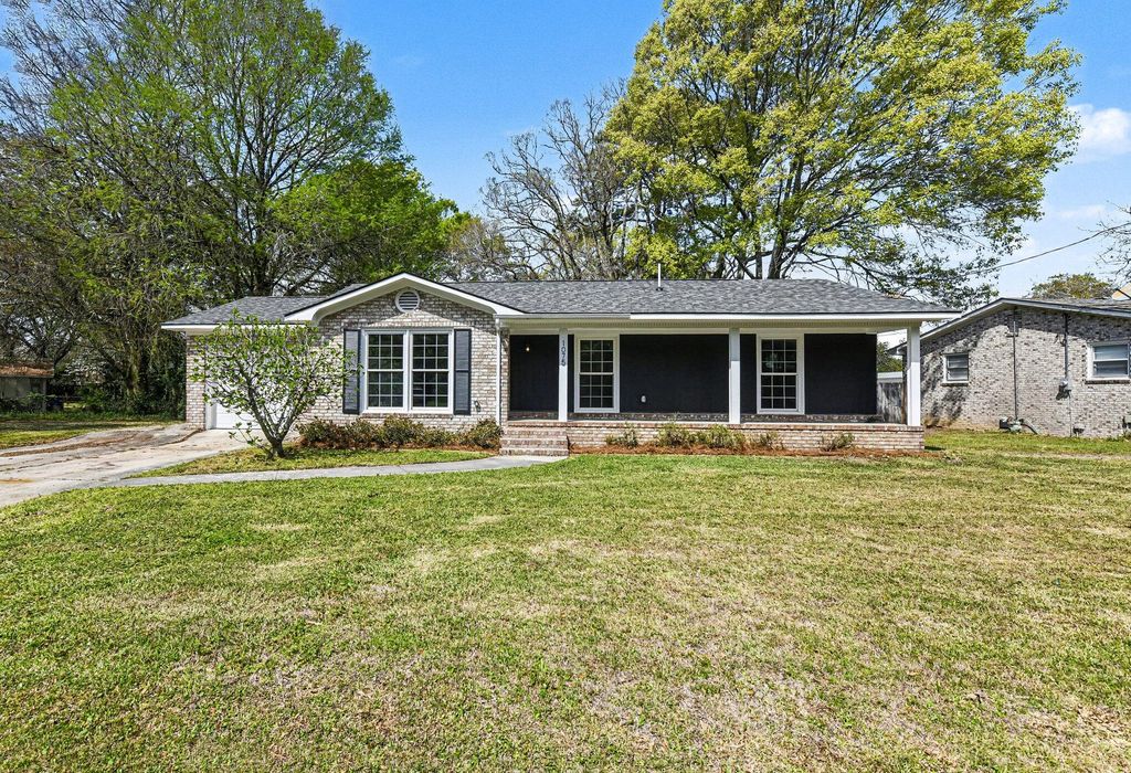 Photo of 1075 Quail Drive, Charleston, SC 29412 (MLS # 26008282)