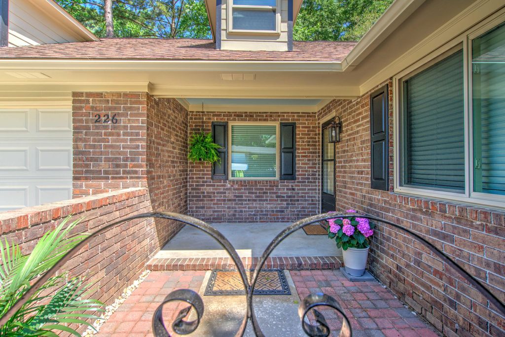 Photo of 226 Smythe Drive, Summerville, SC 29485 (MLS # 26011388)