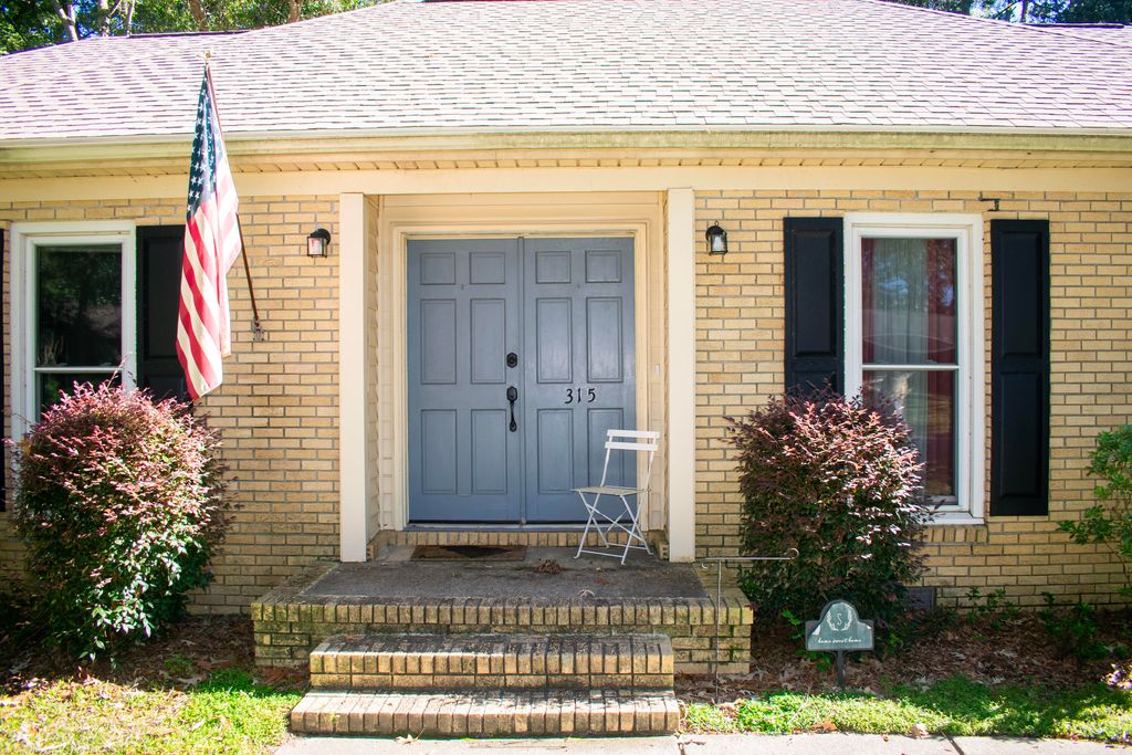 Photo of 315 Shaftesbury Lane, Summerville, SC 29485 (MLS # 25028247)