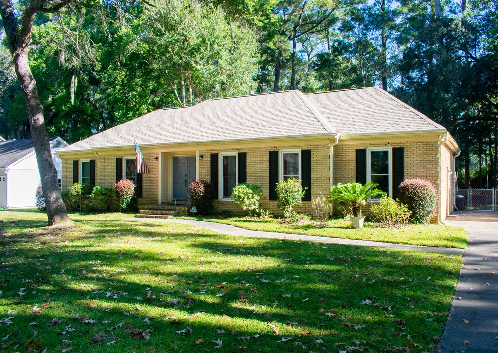 Photo of 315 Shaftesbury Lane, Summerville, SC 29485 (MLS # 25028247)