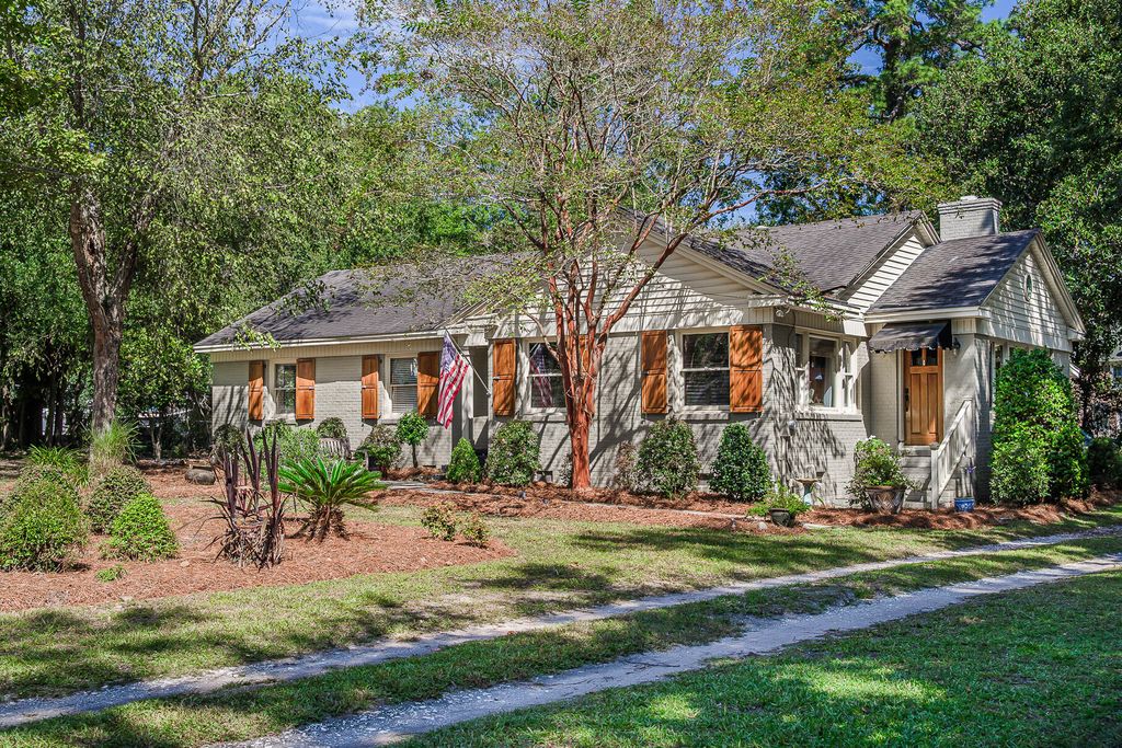 Photo of 933 Lakeview Drive, Mount Pleasant, SC 29464 (MLS # 25026830)