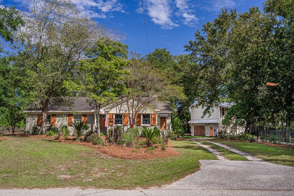 Photo of 933 Lakeview Drive, Mount Pleasant, SC 29464 (MLS # 25026830)