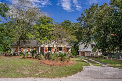 Photo of 933 Lakeview Drive, Mount Pleasant, SC 29464 (MLS # 25026830)
