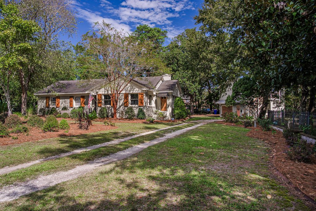 Photo of 933 Lakeview Drive, Mount Pleasant, SC 29464 (MLS # 25026830)