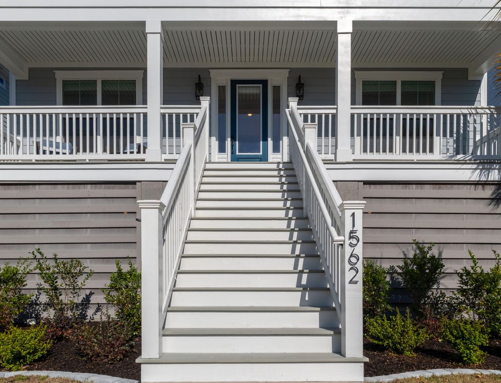 Photo of 1562 N Lakeshore Drive, Mount Pleasant, SC 29466 (MLS # 26006856)