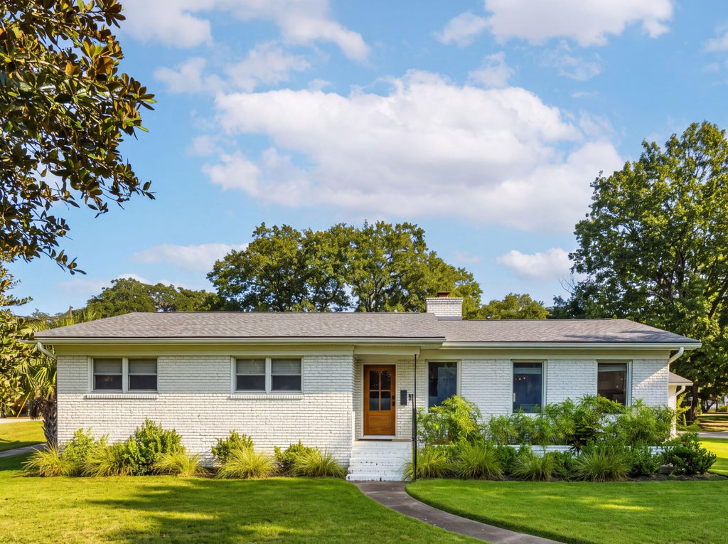Photo of 46 Fenwick Drive, Charleston, SC 29407 (MLS # 26029568)