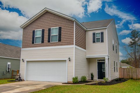 Photo of 104 Cloverleaf Street, Summerville, SC 29483 (MLS # 26008512)