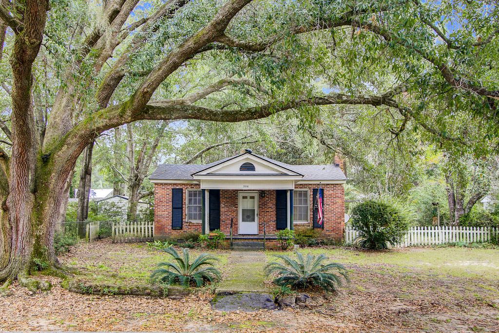 Photo of 306 Perry Road, Walterboro, SC 29488 (MLS # 25027912)