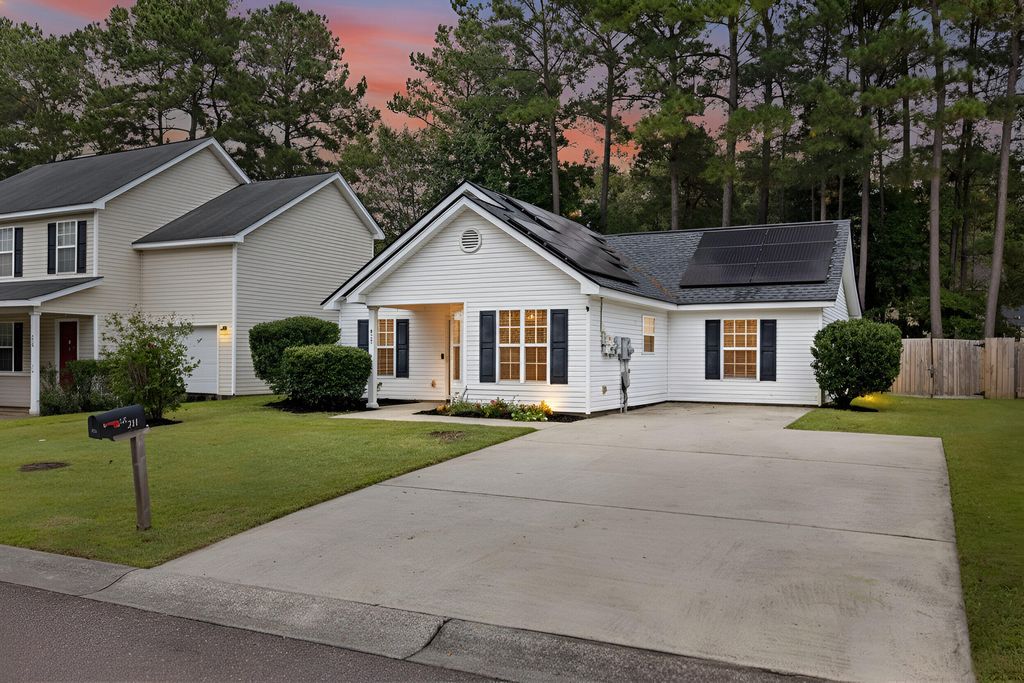Photo of 211 Bainsbury Lane, Summerville, SC 29483 (MLS # 26002077)