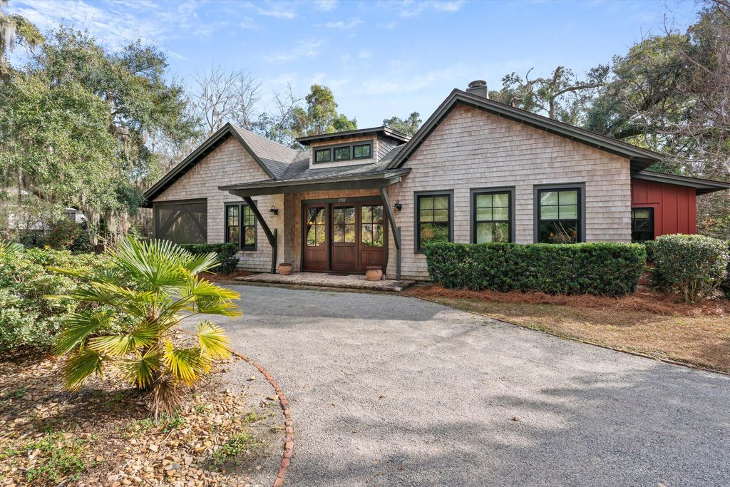 Photo of 2302 Stuart Street, Beaufort, SC 29902 (MLS # 26004008)