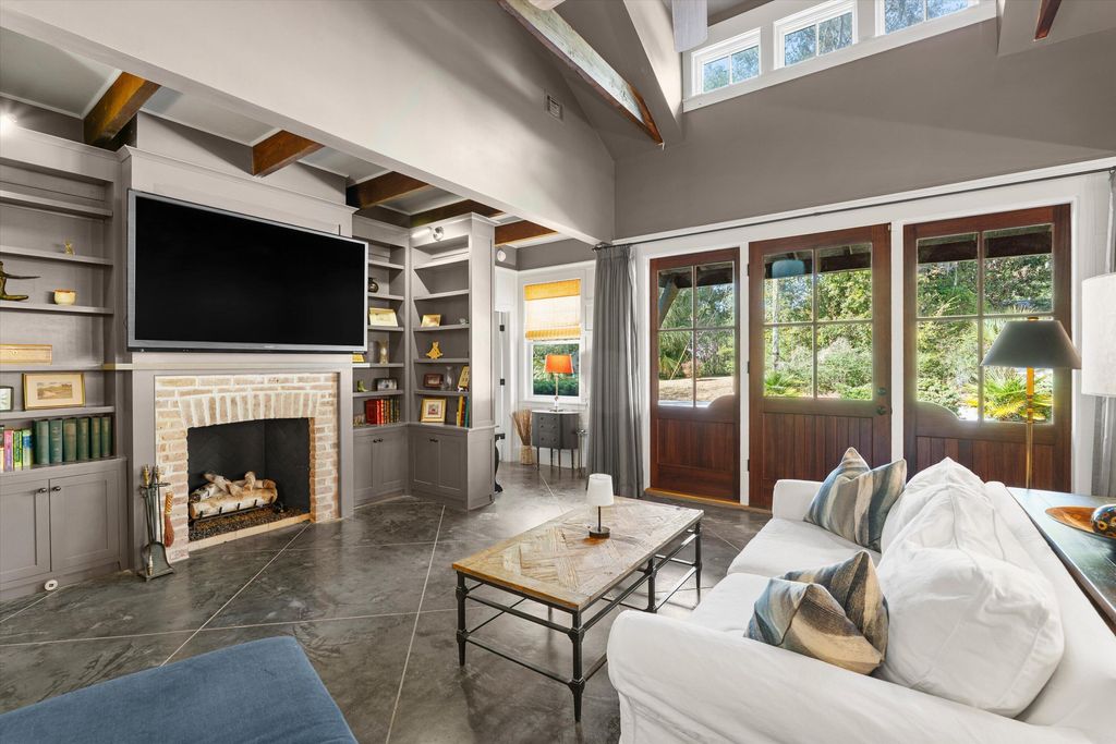 Photo of 2302 Stuart Street, Beaufort, SC 29902 (MLS # 26004008)