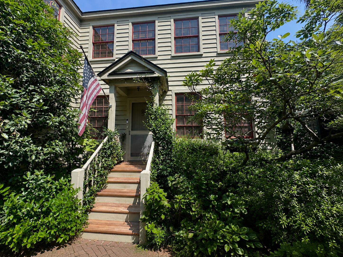 8 Leo Lane