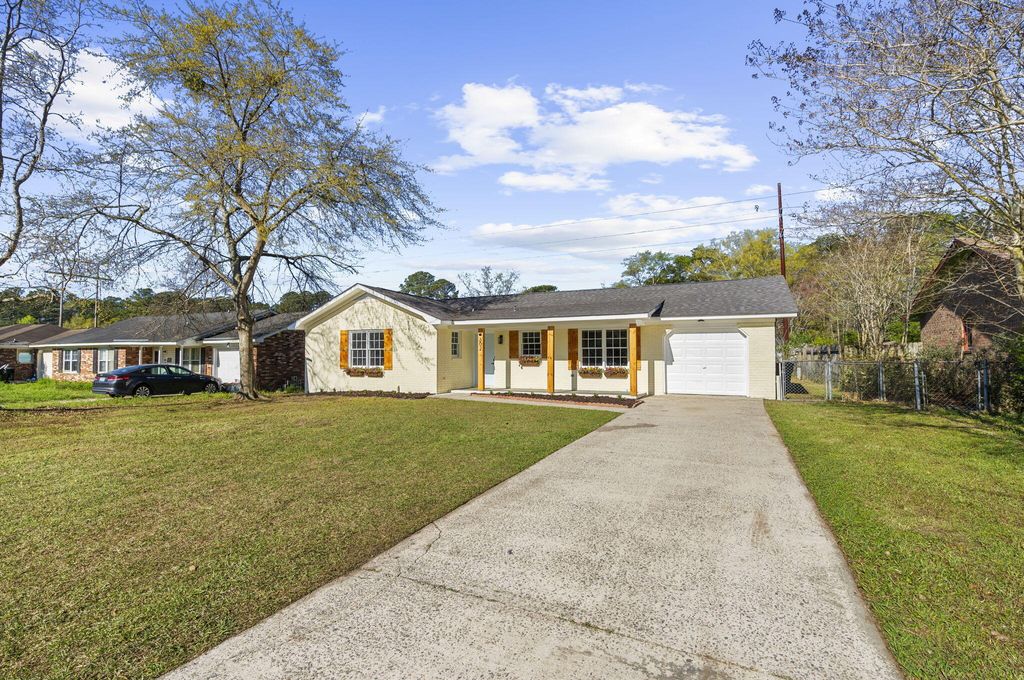 Photo of 302 Gippy Drive, Summerville, SC 29486 (MLS # 26008163)