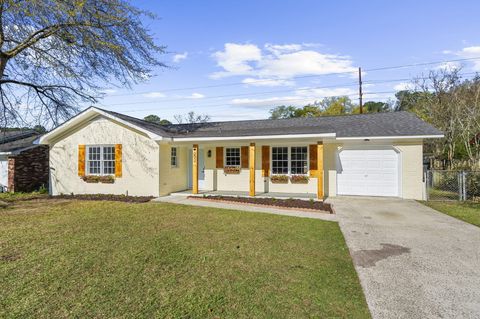 Photo of 302 Gippy Drive, Summerville, SC 29486 (MLS # 26008163)