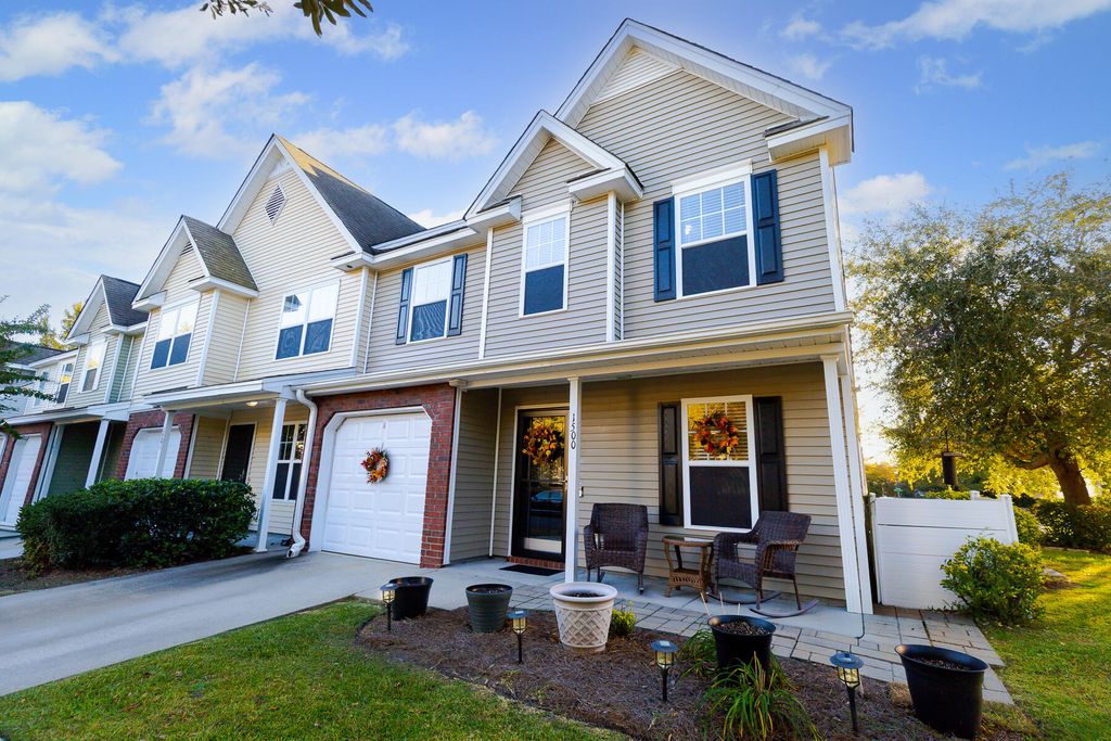 Photo of 1500 Yellow Hawthorn Circle, Summerville, SC 29483 (MLS # 25029694)