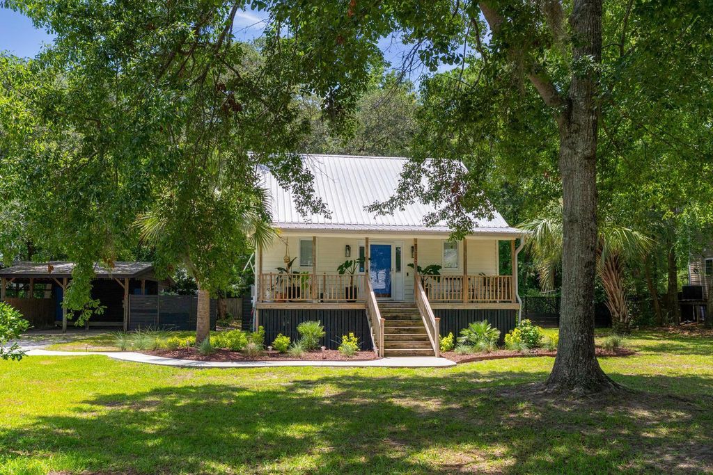 Photo of 1515 N Lakeshore Drive, Mount Pleasant, SC 29466 (MLS # 26003472)