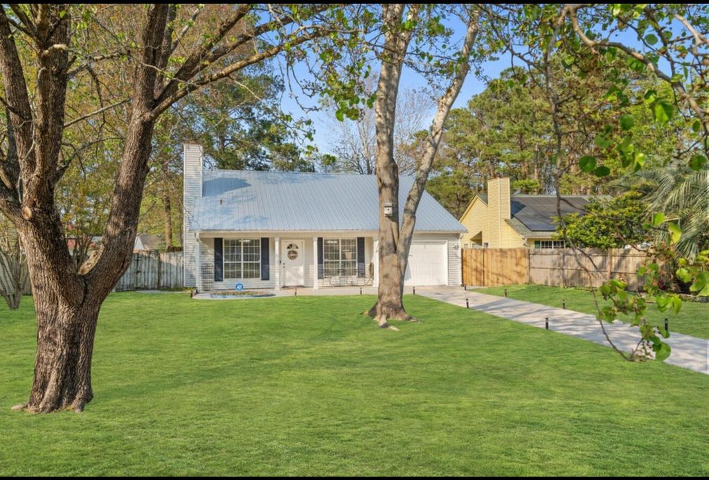 Photo of 309 Regent Street, Summerville, SC 29483 (MLS # 25032764)