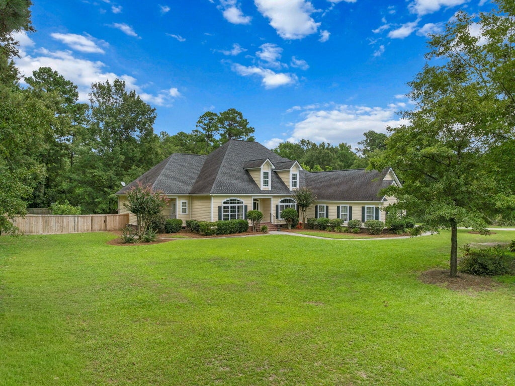 Photo of 1019 Englewood Court, Summerville, SC 29483 (MLS # 26027625)