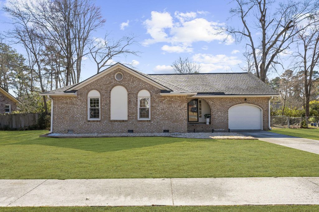 Photo of 118 Bramwell Drive, Summerville, SC 29485 (MLS # 26004778)