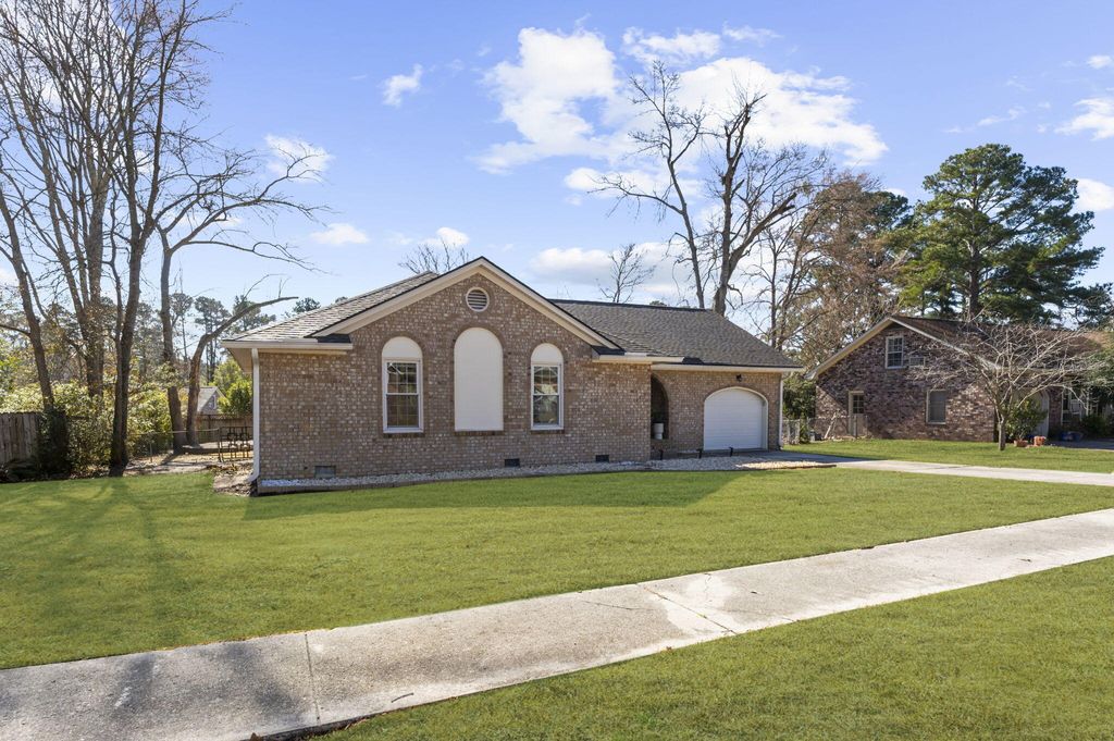 Photo of 118 Bramwell Drive, Summerville, SC 29485 (MLS # 26004778)