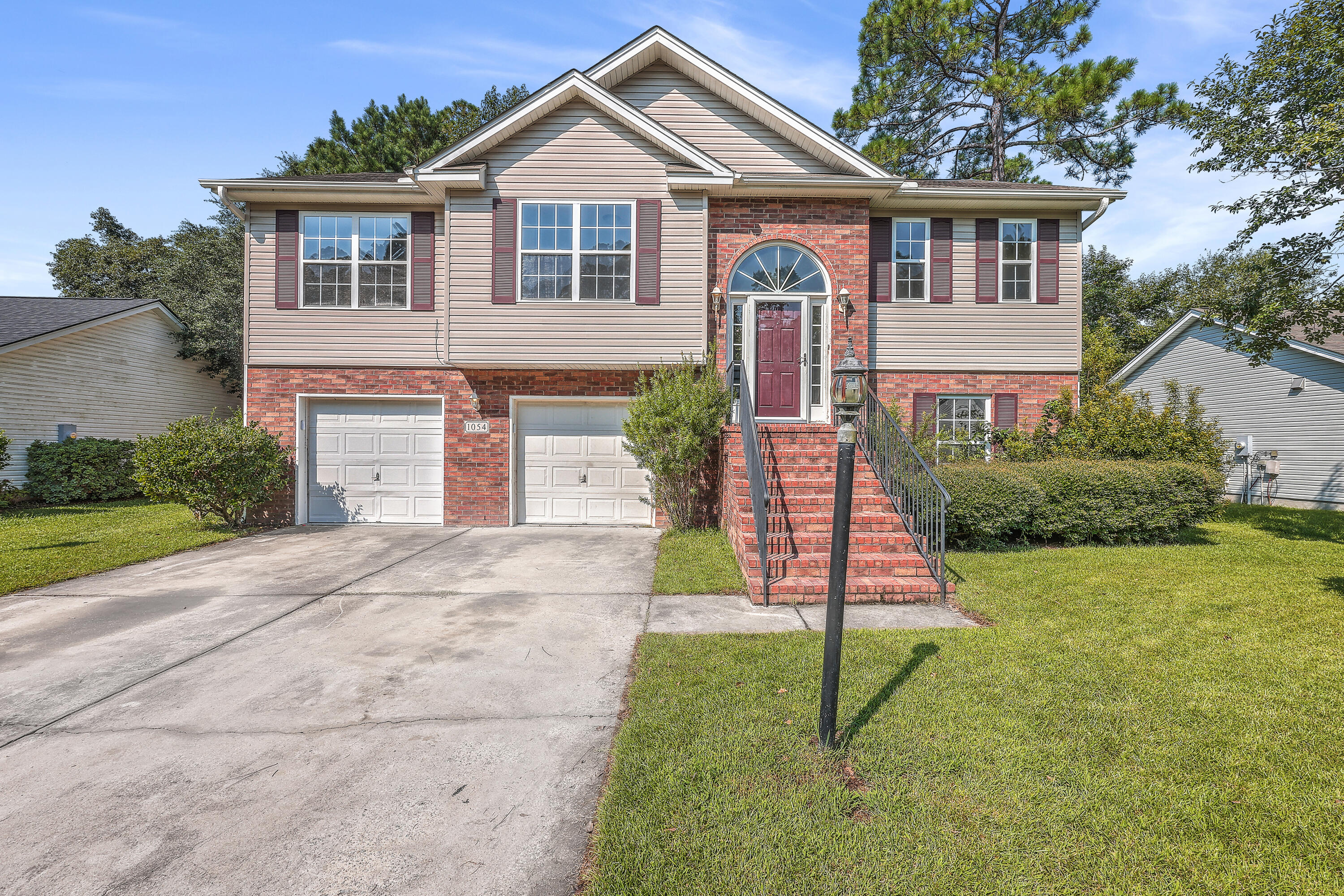 View Summerville, SC 29483 house