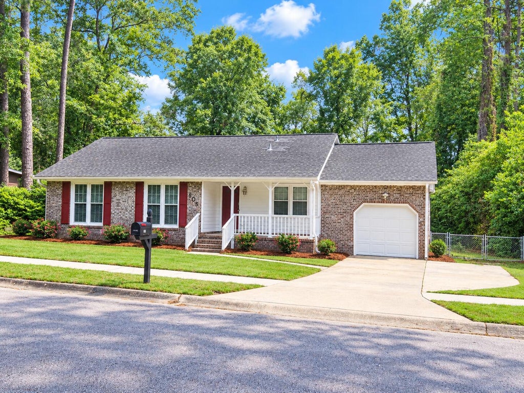 Photo of 105 Glendale Drive, Summerville, SC 29485 (MLS # 26027995)