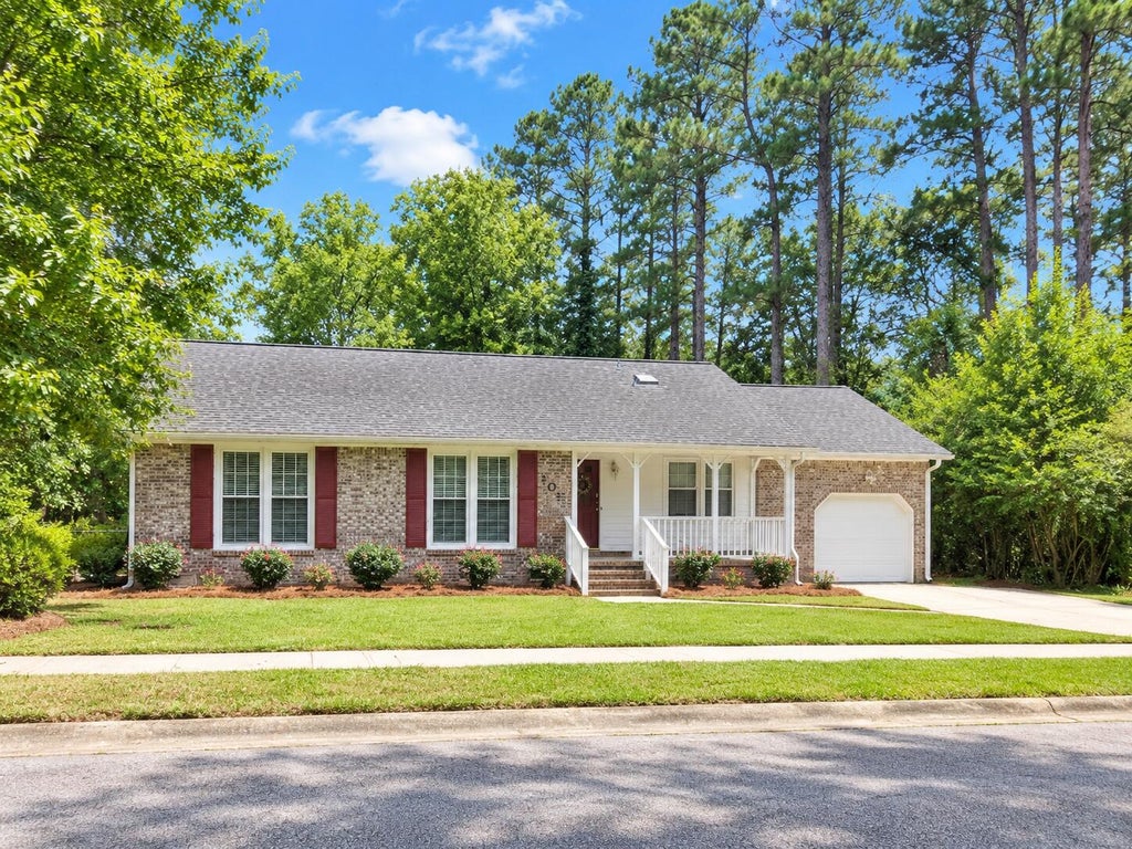 Photo of 105 Glendale Drive, Summerville, SC 29485 (MLS # 26027995)