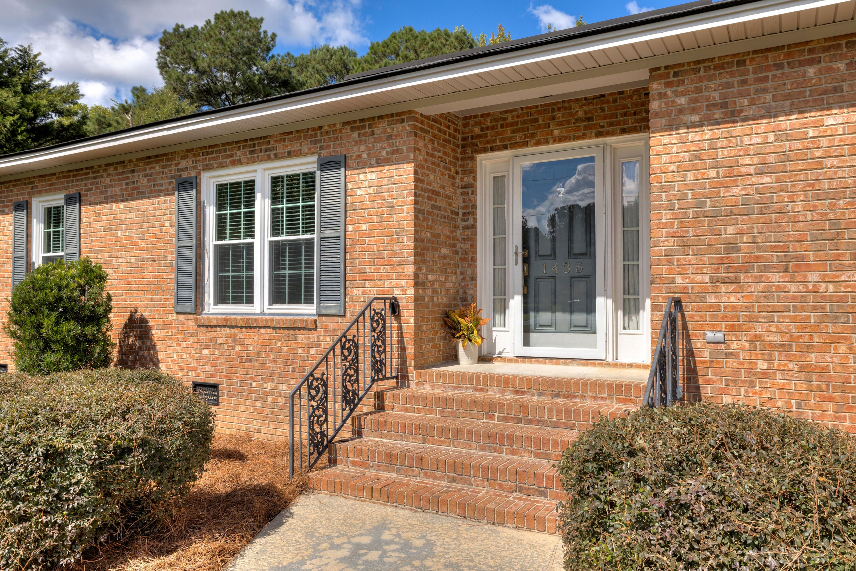 1435 Peggy Lane