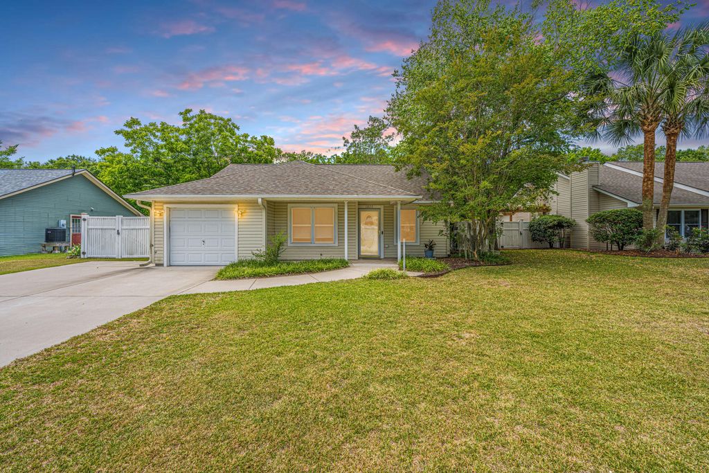 Photo of 1029 Oakcrest Drive, Charleston, SC 29412 (MLS # 26018278)