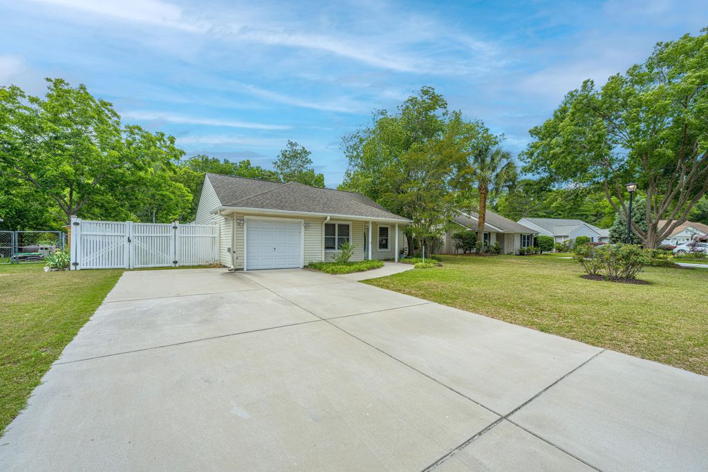 Photo of 1029 Oakcrest Drive, Charleston, SC 29412 (MLS # 26018278)