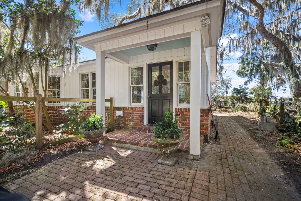 Photo of 115 S Hermitage Road, Beaufort, SC 29902 (MLS # 26008235)