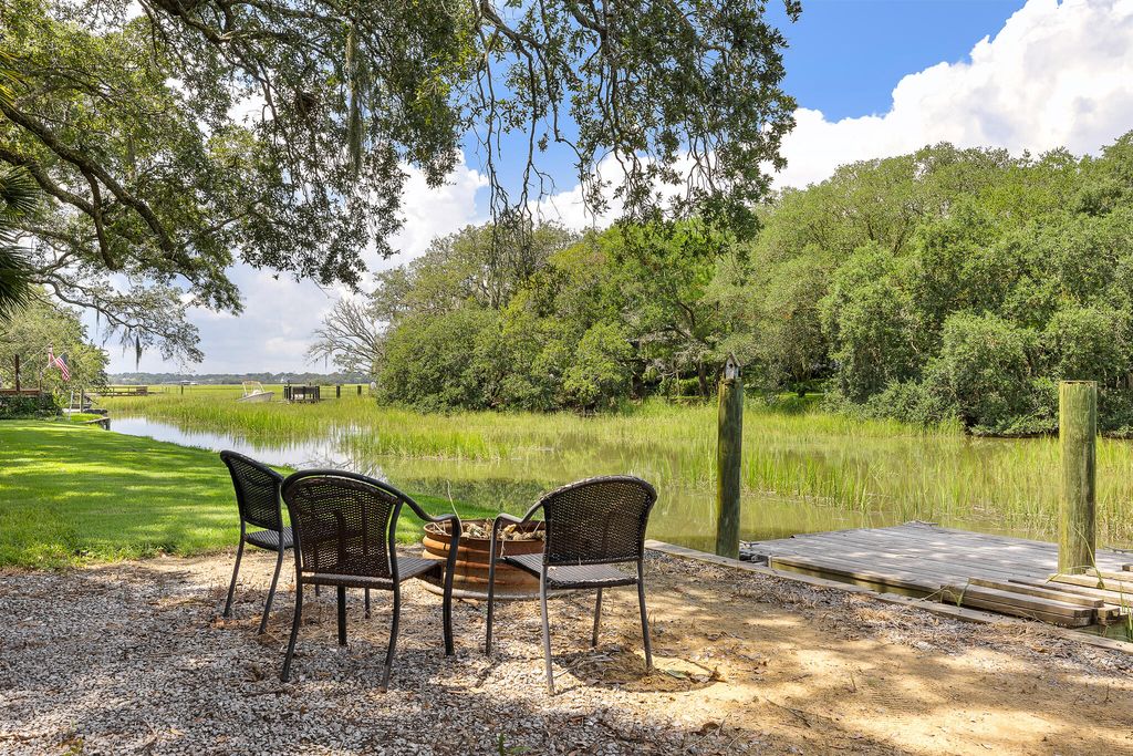 Photo of 1026 Fort Sumter Drive, Charleston, SC 29412 (MLS # 25022765)