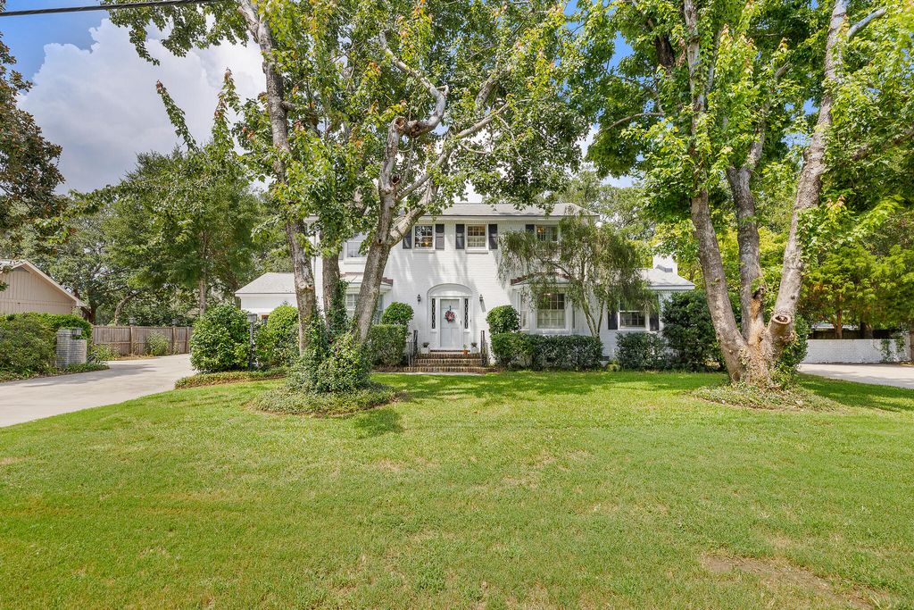 Photo of 1026 Fort Sumter Drive, Charleston, SC 29412 (MLS # 25022765)