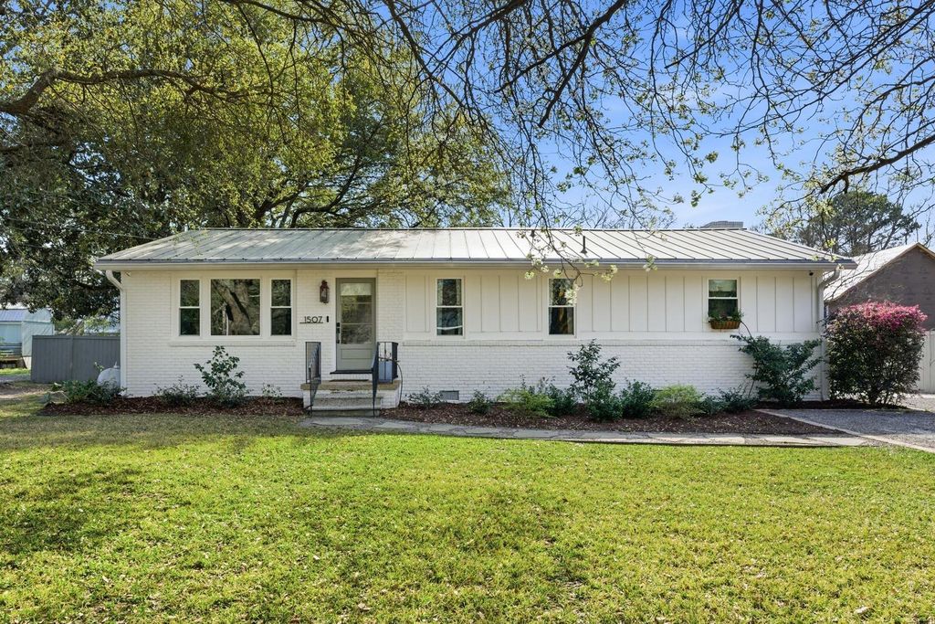 Photo of 1507 Kathryn Street, Mount Pleasant, SC 29464 (MLS # 26009158)