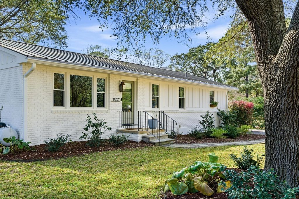 Photo of 1507 Kathryn Street, Mount Pleasant, SC 29464 (MLS # 26009158)