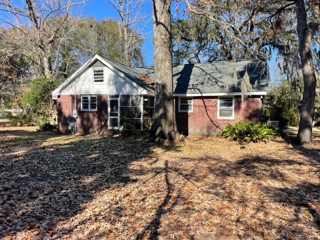 Photo of 2062 Lake Avenue, Charleston, SC 29414 (MLS # 26001698)