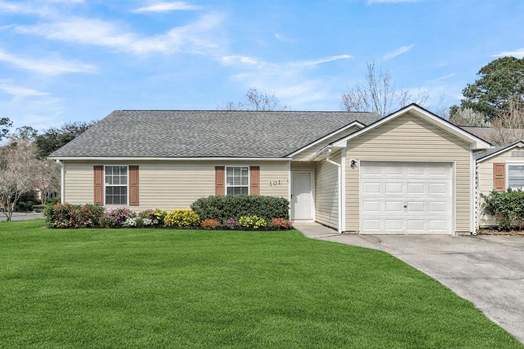 Photo of 101 Hialeah Court, Summerville, SC 29486 (MLS # 26006739)