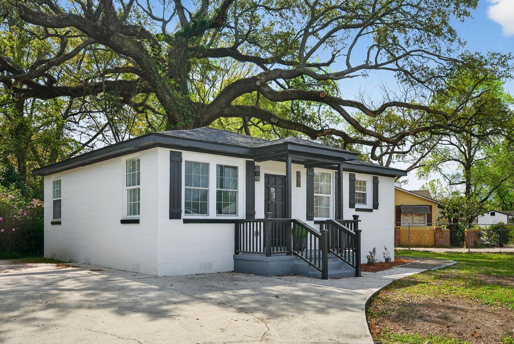 Photo of 940 Sycamore Avenue, Charleston, SC 29407 (MLS # 26008259)