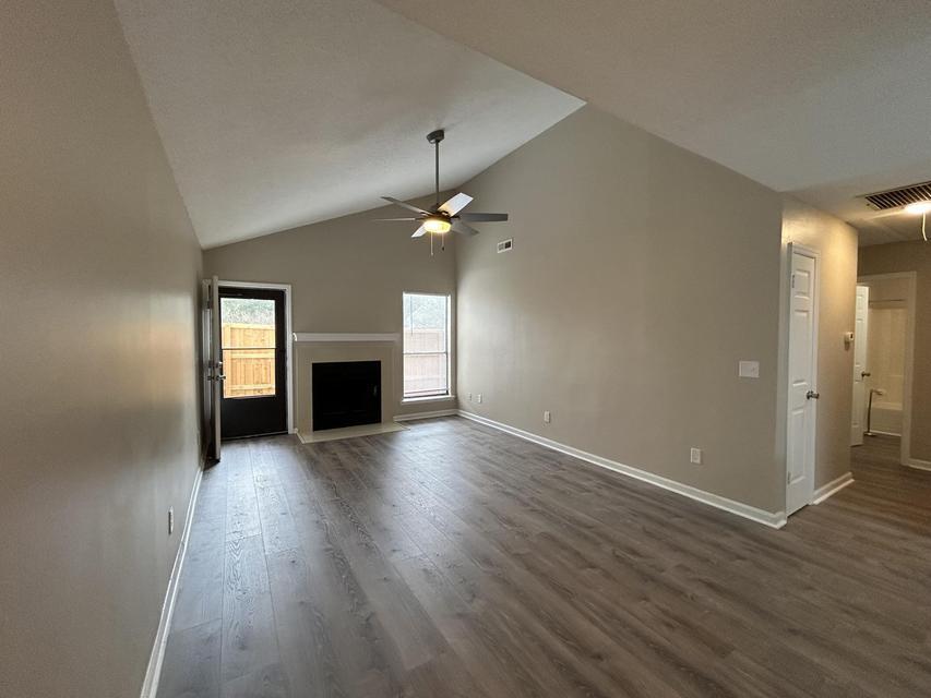 923 E Estates Boulevard Apt E