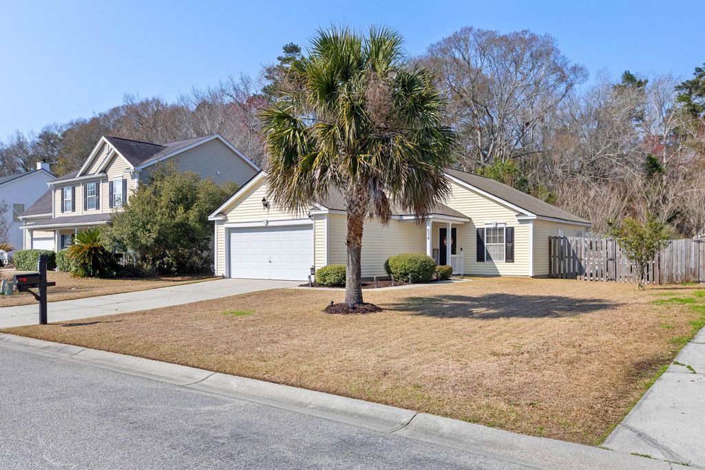 Photo of 534 Beverly Drive, Summerville, SC 29485 (MLS # 26005897)