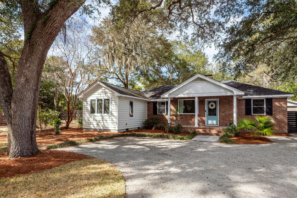 Photo of 2186 Parkway Drive, Charleston, SC 29412 (MLS # 26004628)