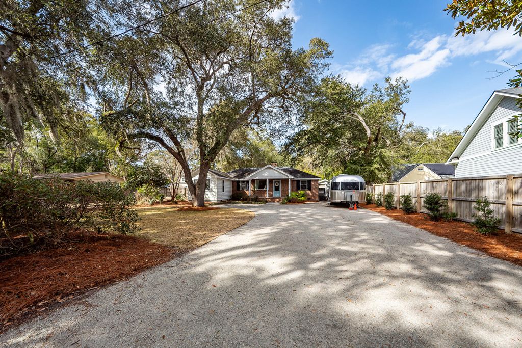 Photo of 2186 Parkway Drive, Charleston, SC 29412 (MLS # 26004628)